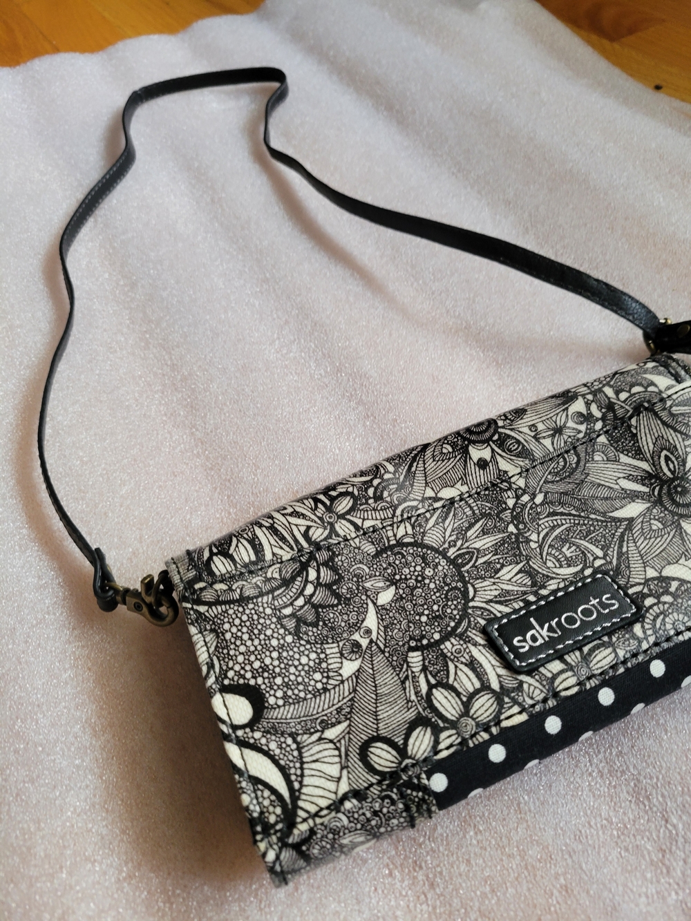 Sakroots Women’s Printed Black/Off White Adjustable Strap Crossbody Wallet/Purse - Picture 3 of 14